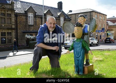 Barnsley basierte Bildhauer Graham Ibbeson mit einigen seiner Arbeit außerhalb des Cooper Gallery, Barnsley, South Yorkshire, Großbritannien. Stockfoto