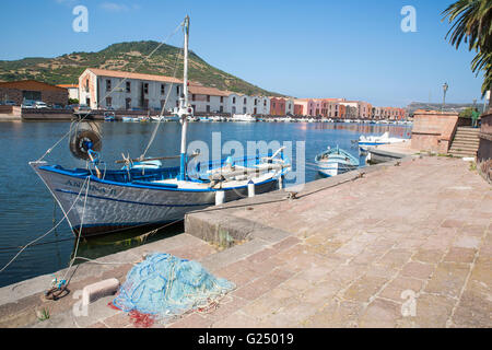 Boote der Fischer auf dem Temo-Fluss und typische farbige Fassade von Bosa, Provinz Oristano, Sardinien, Italien Stockfoto