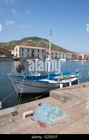 Boote der Fischer auf dem Temo-Fluss und typische farbige Fassade von Bosa, Provinz Oristano, Sardinien, Italien Stockfoto