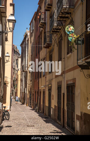 Typische Straße mit farbigen Fassade beherbergt in Bosa, Oristano, Sardinien, Italien Stockfoto