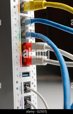 weiße Adsl-Router-Verbindungen Rückansicht Stockfoto