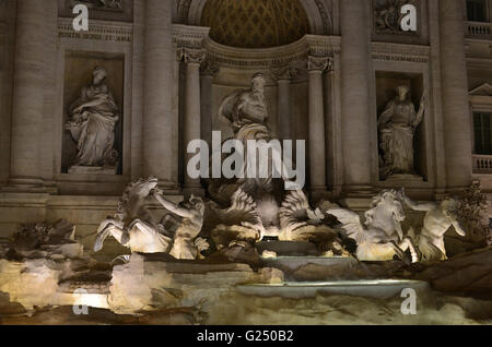 Wunderschönen Trevi-Brunnen mit Statuen der Ozean Gott und Tritonen Stockfoto