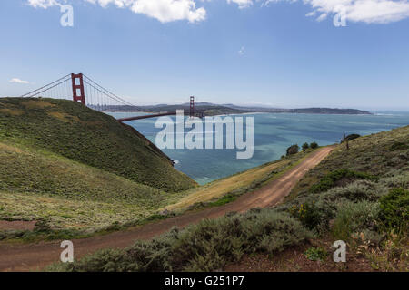 Blick auf die Golden Gate Bridge und San Francisco Bucht von Marin Headlands im Golden Gate National Recreation Area. Stockfoto