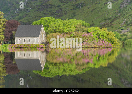 Kapelle auf einem irischen See Stockfoto