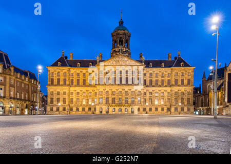 Königliche Palais in Amsterdam, am Dam-Platz am Abend. Niederlande Stockfoto