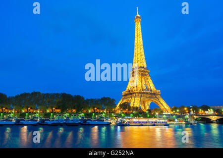Schöne Aussicht auf beleuchteten Eiffelturm in der Abenddämmerung, Paris, Frankreich Stockfoto