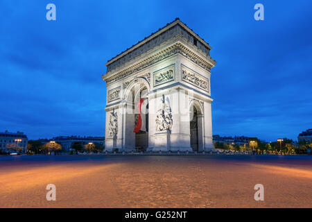 Arc de Triomphe bei Sonnenuntergang in Paris, Frankreich - Triumphbogen Stockfoto