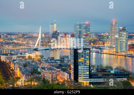 Rotterdam-Skyline bei Nacht in Niederlande Stockfoto