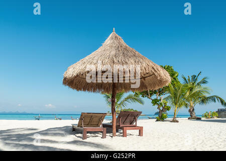 Sommer, Reisen, Urlaub und Ferien-Konzept - Liegestühle und Sonnenschirm am Insel Phuket, Thailand Stockfoto