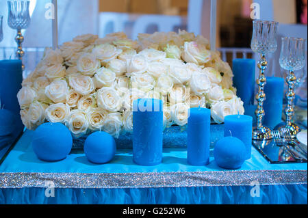 Dekoration für eine Hochzeit im Stil der blauen Blumen und Kerzen Stockfoto