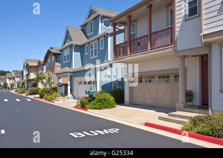 Neue Häuserzeile im Vorort Richmond Kalifornien. Stockfoto