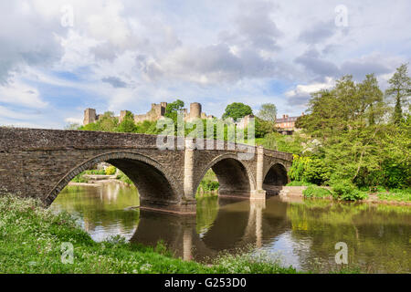 Dinham Brücke, den Fluss Teme und Ludlow Castle, Shropshire, England, Vereinigtes Königreich Stockfoto