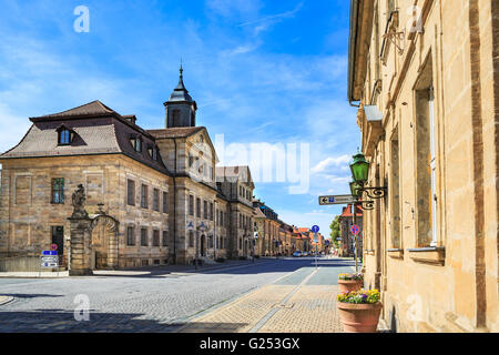 BAYREUTH, Deutschland - ca. MAI 2016: Friedrichstraße in bayerischen Stadt Bayreuth, Deutschland Stockfoto