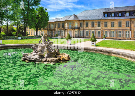 BAYREUTH, Deutschland - ca. MAI 2016: Der Garten Hofgarten und der Palast Bayreuth im Sommer. Bayreuth, Deutschland Stockfoto