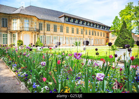 BAYREUTH, Deutschland - ca. MAI 2016: Der Garten Hofgarten und Palast Bayreuth im Sommer. Bayreuth, Deutschland Stockfoto