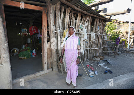 GOND TRIBE - alte Frau stand vor ihrem Haus in Shivshaktinagar, Ghogarwadi, Maharashtra in Indien Stockfoto