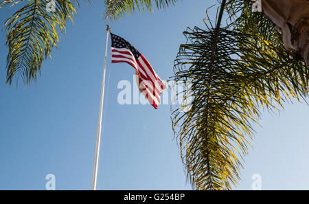 Amerikanische Flagge und den Mond erobert gegen einen klaren, blauen Himmel, Los Angeles, Kalifornien, USA. Stockfoto