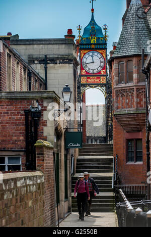 Das Eastgate Clock auf der römischen Stadtmauer, Chester. Stockfoto