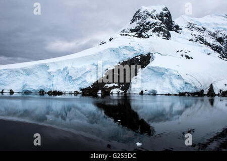 Schneebedeckte Berge und Reflexion im Meer Lemaire-Kanal, Antarktis Stockfoto