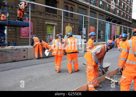 Arbeiter mit Schutzhelm arbeiten an der Sanierung des Thameslink Network Rail in London Bridge Station, Bermondsey South London, Großbritannien KATHY DEWITT Stockfoto