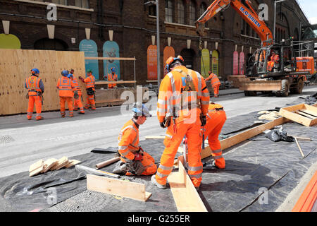 Arbeiter mit Schutzhelm, die an der Entwicklung von Thameslink und Network Rail in der Tooley Street in der Nähe der London Bridge Station in South London, UK KATHY DE, arbeiten Stockfoto