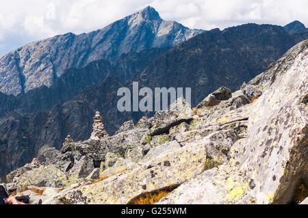 Blick auf Berge von Solisko in der hohen Tatra in der Slowakei. Zen-Stil Felsen im Vordergrund gestapelt Stockfoto