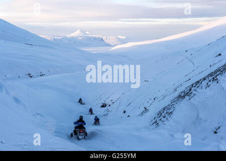 Motorschlitten mit schneebedeckten Bergen Longyearbyen, Svalbard, Spitzbergen, Norwegen Stockfoto