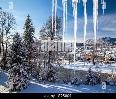 DE - Bayern: Bad Tölz (Badeteil) im Winter mit Blomberg Berg im Hintergrund Stockfoto