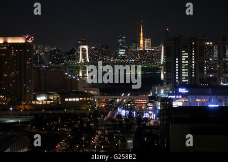 Abend Ansicht des Tokyo Tower und die Rainbow Bridge. Stockfoto