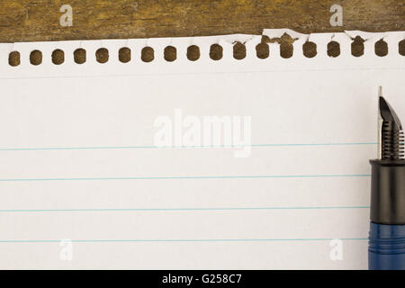 Nahaufnahme eines zerrissenen Stück leere Notizpapier und Stift Stockfoto