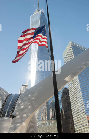 Amerikanische Flagge vor dem ein-Welt-Handelszentrum, Manhattan, New York, USA Stockfoto