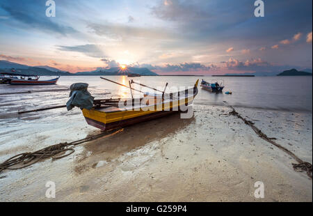 Angelboote/Fischerboote am Black Sand Beach, Langkawi, Malaysia Stockfoto