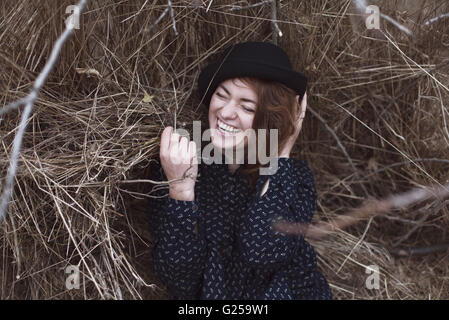 Porträt einer Lachgas-Frau im Grass liegen Stockfoto