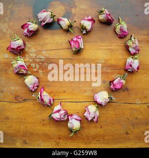 Herzform, hergestellt aus getrockneten Rosen Stockfoto