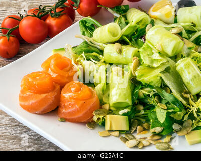Geräucherter Lachs Salat Stockfoto