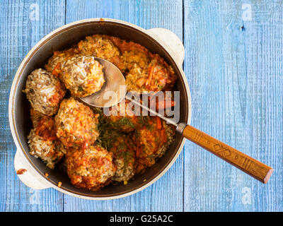 Fleischbällchen in Tomatensauce in Topf Stockfoto