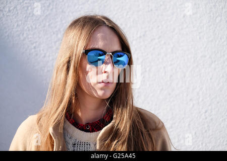 Porträt einer Frau mit Sonnenbrille Stockfoto