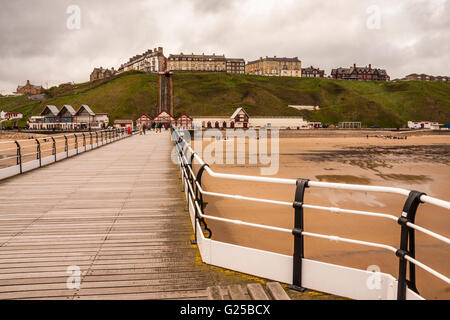 Ein Blick von der Pier am Saltburn am Meer zeigt die Klippe Top Häuser und esplanade Stockfoto