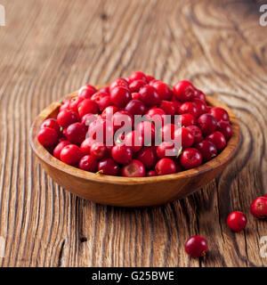 Preiselbeeren, rote Heidelbeeren, Preiselbeeren in einer Schüssel Stockfoto