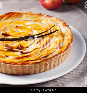 Apfeltorte mit Vanilleschote auf einem weißen Teller traditionellen Urlaub dessert Stockfoto