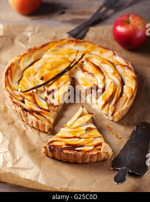 Apfeltorte mit Vanilleschote auf einem weißen Teller traditionellen Urlaub dessert Stockfoto