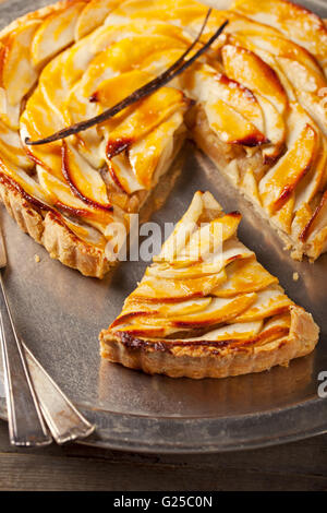 Apfeltorte mit Vanilleschote auf einem weißen Teller traditionellen Urlaub dessert Stockfoto