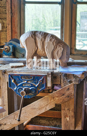 Lamm in Bearbeitung auf einer Bank in einem Holz schnitzen Skulpturen Workshop. UK Stockfoto