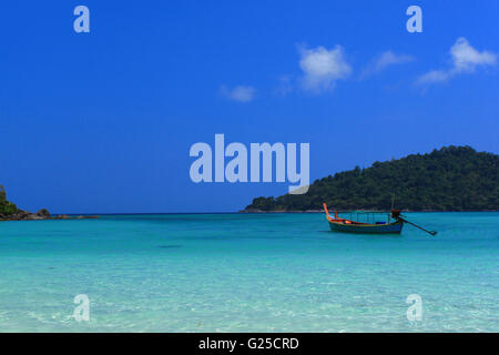 Boot und Meer. Mu Koh Surin Nationalpark, THAILAND Stockfoto