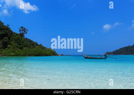 Boot und Meer. Mu Koh Surin Nationalpark, THAILAND Stockfoto