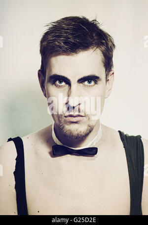 Porträt eines jungen Mannes mit strengen Blick closeup Stockfoto