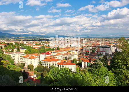 Blick auf Bergamo Unterstadt von alten Oberstadt, Italien Stockfoto