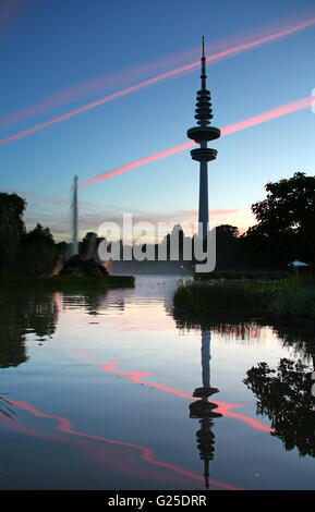 Fernsehturm (Heinrich-Hertz-Turm) spiegelt sich in der See von Planten un Blomen Park in Hamburg, Deutschland Stockfoto