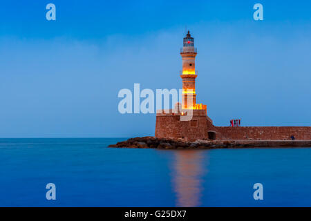 Nacht-Leuchtturm im alten Hafen von Chania, Kreta Stockfoto