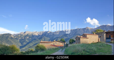 Estana, typische Dorf von Cerdagne mit Serra del Cadi im Hintergrund, Katalonien (Spanien) Stockfoto